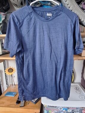 1 REI Men’s Heathered Navy and 1 green Short-Sleeve Crew Shirt